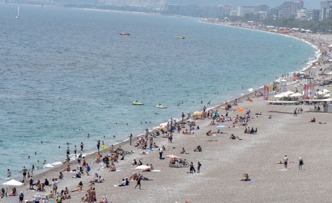 Antalya'da sahillerde bayram yoğunluğu