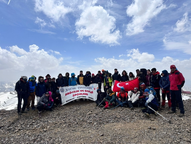 Palandöken'in zirvesinde dev Türk bayrağı!