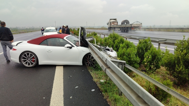 Bursa'da lüks araç hurdaya döndü! 3 yaralı