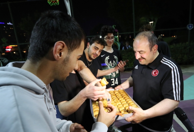 Bakan Varank basketbol sahasında
