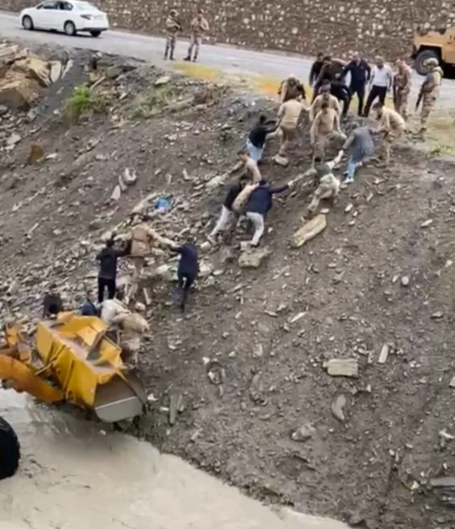 Zırhlı araç Zap Suyu'na uçtu, 12 asker yaralandı