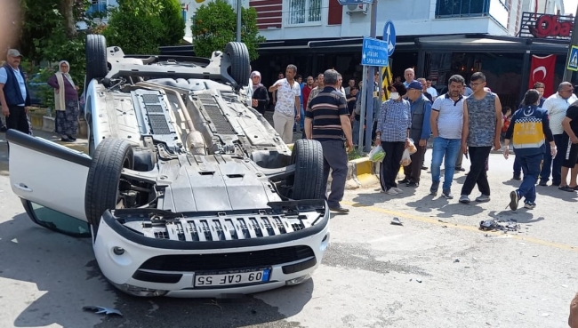 Kaza yapan otomobil ters döndü: 3 yaralı