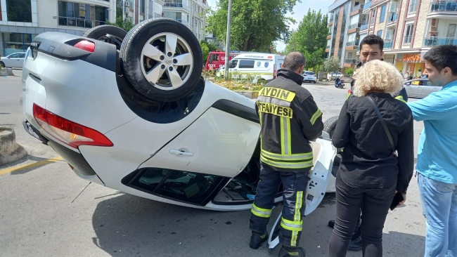 Kaza yapan otomobil ters döndü: 3 yaralı