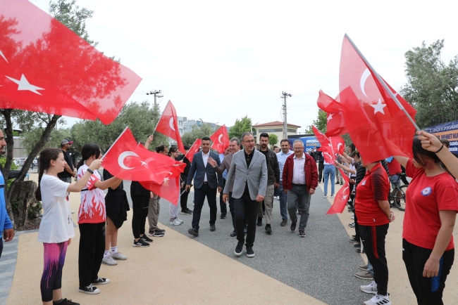 Bakan Kasapoğlu Bergama'da gençlerle buluştu