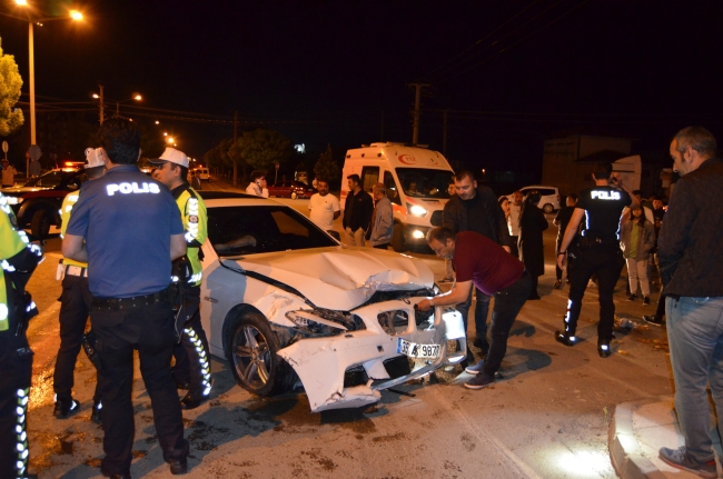 İki otomobil çarpıştı! Sürücülerden biri olay yerinden kaçtı