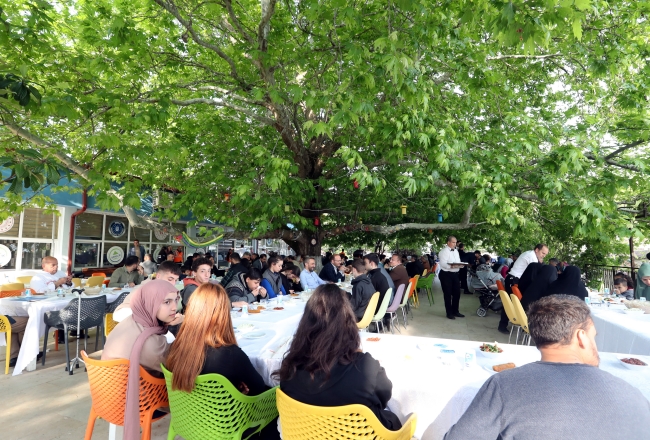 Bakan Varank depremzedelerle buluştu