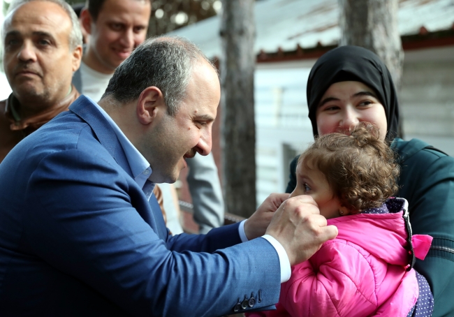 Bakan Varank depremzedelerle buluştu