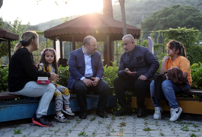 Bakan Varank depremzedelerle buluştu