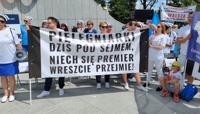 Hemşireler bakanlığı protesto etti