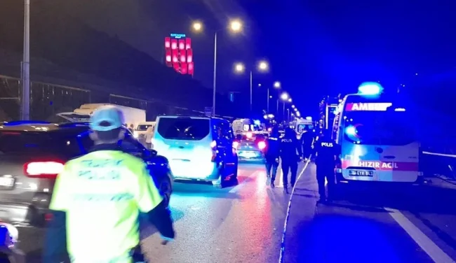 Otomobil belediye işçilerinin arasına daldı: 4 ölü