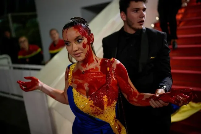 Cannes'da kanlı Ukrayna protestosu
