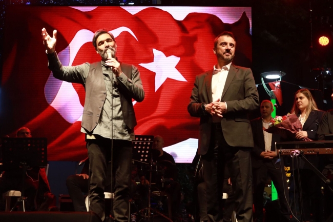 Bursa'da miting havasında konser
