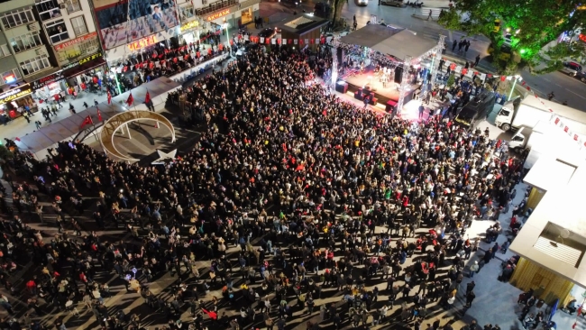 Bursa'da miting havasında konser