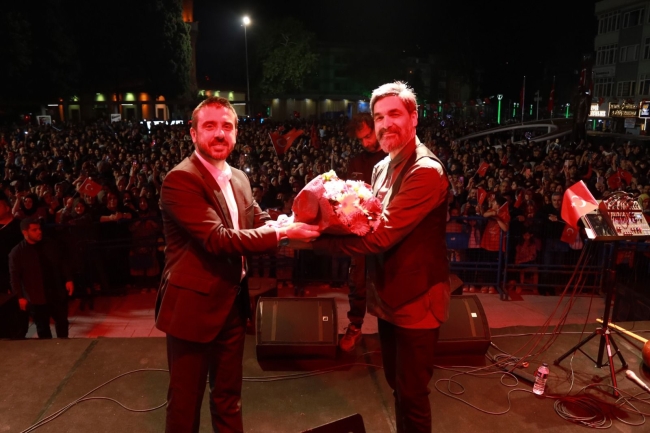 Bursa'da miting havasında konser