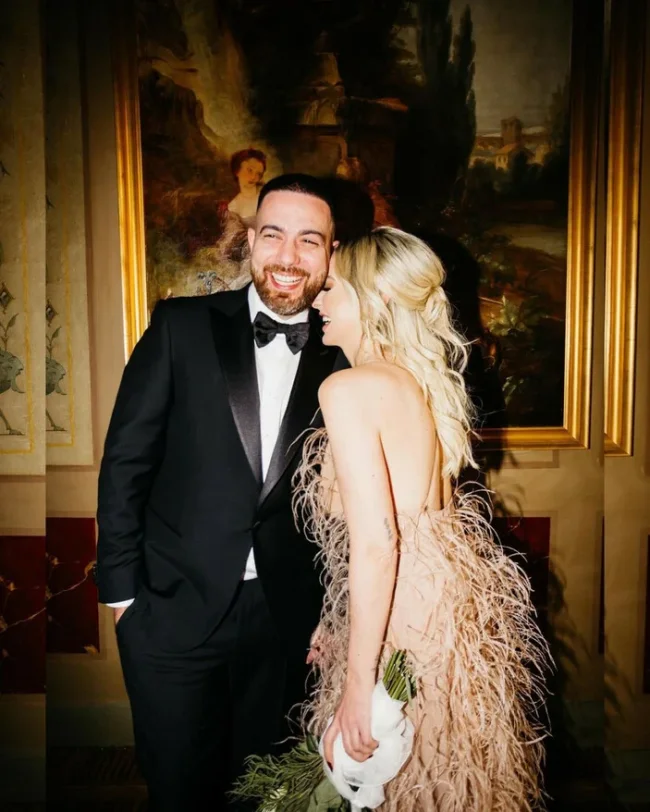 Hadise Murda ile nişan pozu verdi