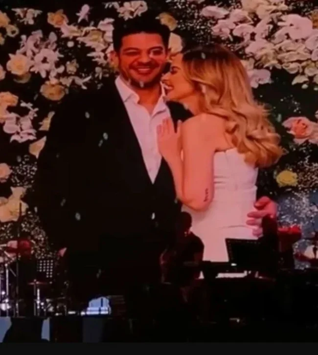 Hadise Murda ile nişan pozu verdi
