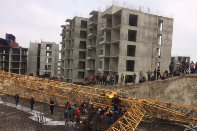 Bursa'da inşaat şantiyesinde vinç devrildi: 1 kişi yaralandı