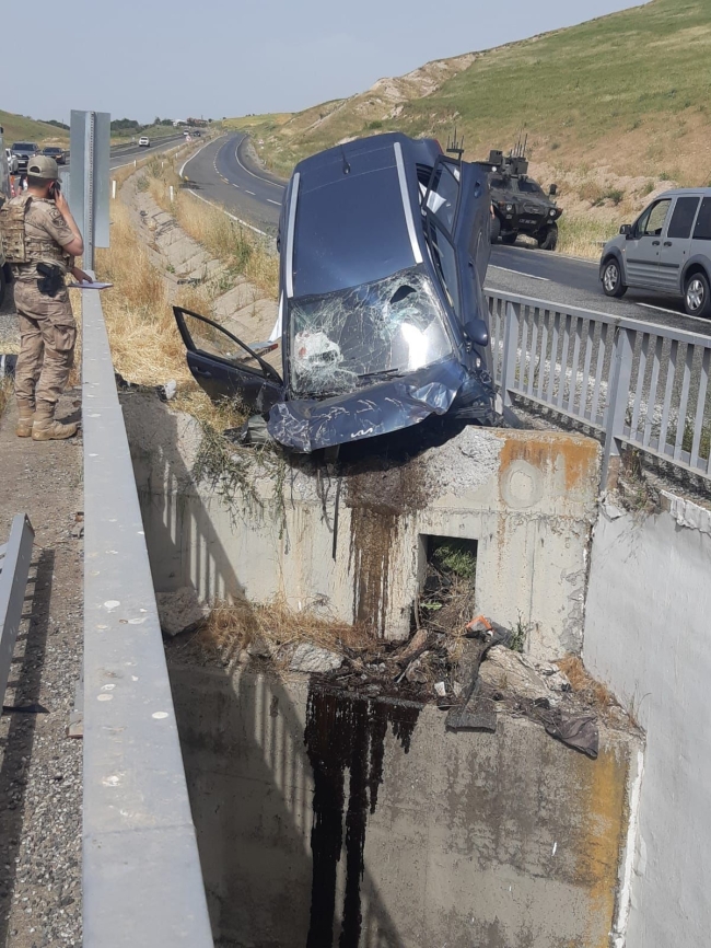 Otomobil köprüde asılı kaldı! 1 ölü 3 yaralı