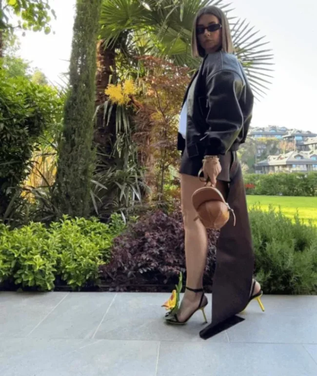 Buse Terim, çiçek detaylı ayakkabısıyla gündem oldu