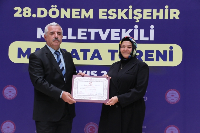 Bakan Dönmez milletvekilliği mazbatasını aldı