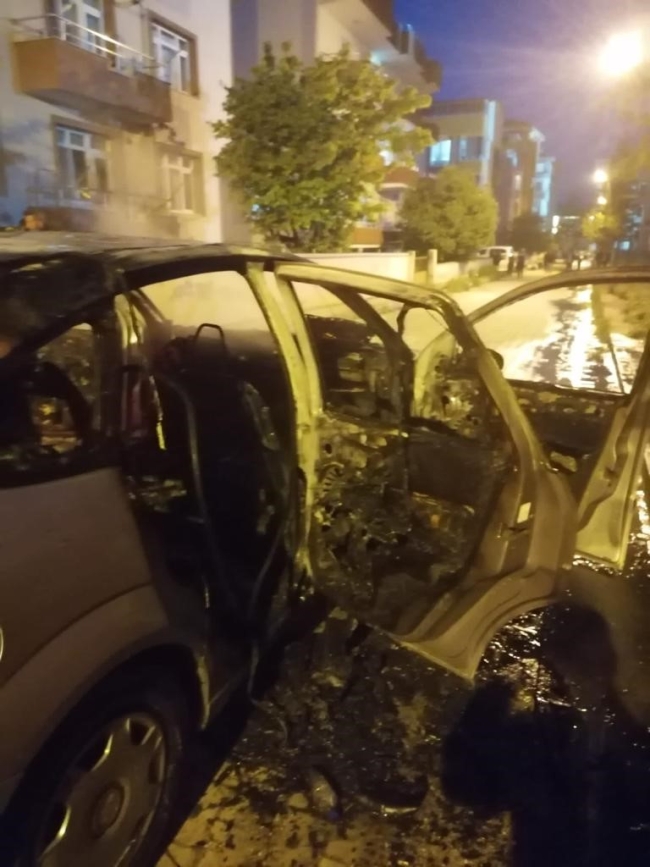 Otomobil seyir halinde alev topuna döndü