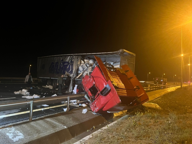 TIR'la çarpışan otobüs alev aldı