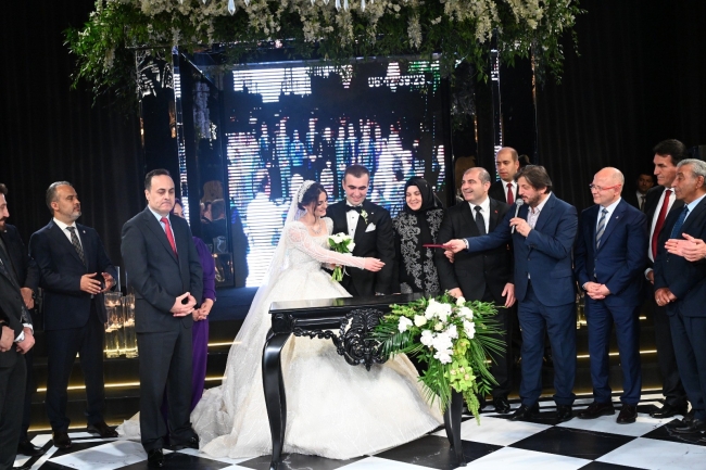 Genç çiftin düğünü siyasileri biraraya getirdi
