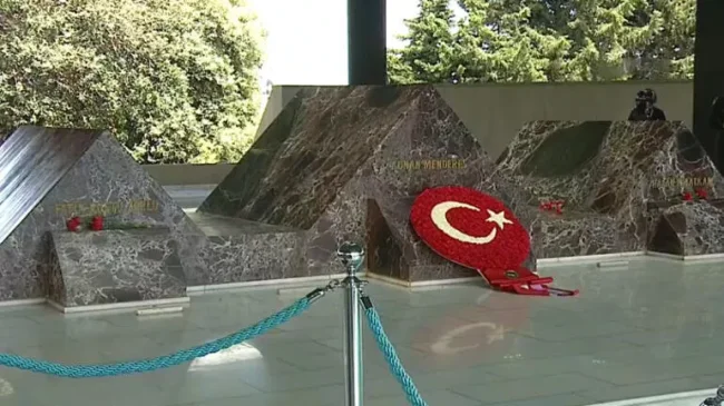 Cumhurbaşkanı Erdoğan'dan Adnan Menderes'in Anıt Mezarı'na ziyaret