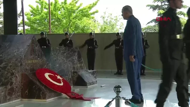Cumhurbaşkanı Erdoğan'dan Adnan Menderes'in Anıt Mezarı'na ziyaret