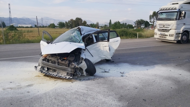 Antalya'da TIR ile otomobil çarpıştı