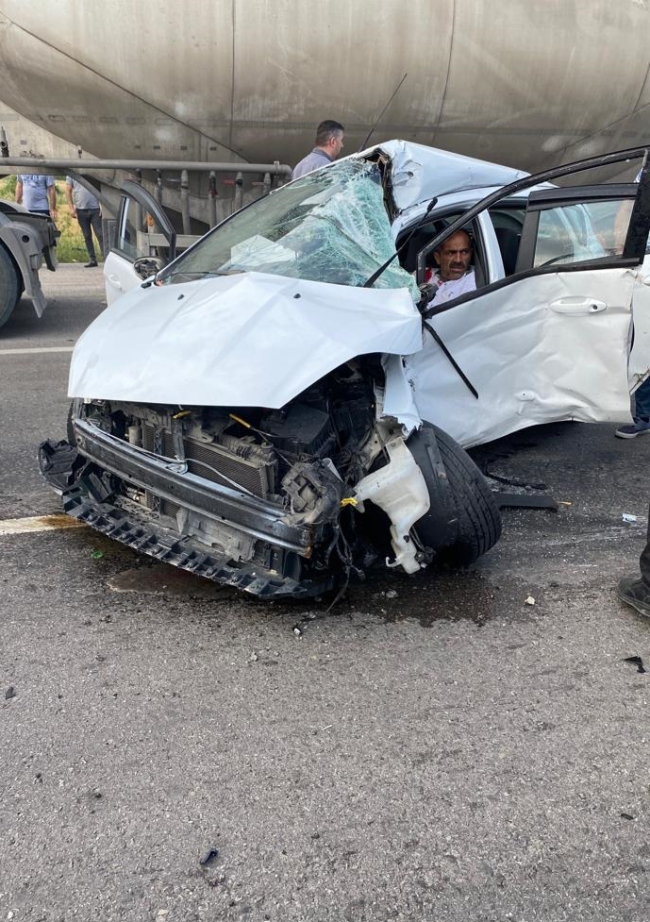 Antalya'da TIR ile otomobil çarpıştı