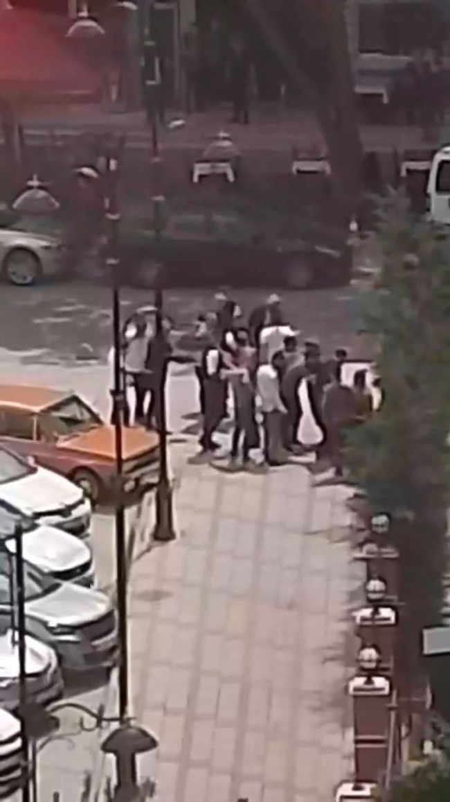 Adliye önünde silahlı çatışma