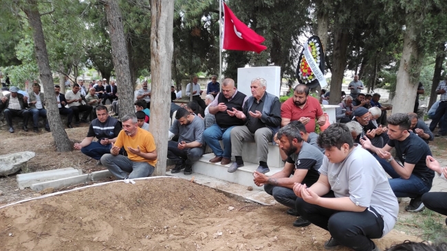 Şehit oğlunun yanına defnedildi