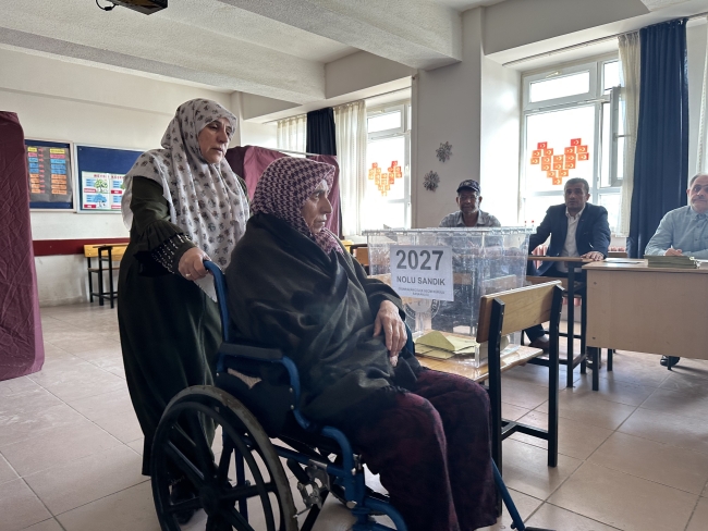 Şehit eşi tekerlekli sandalye ile sandık başına taşındı