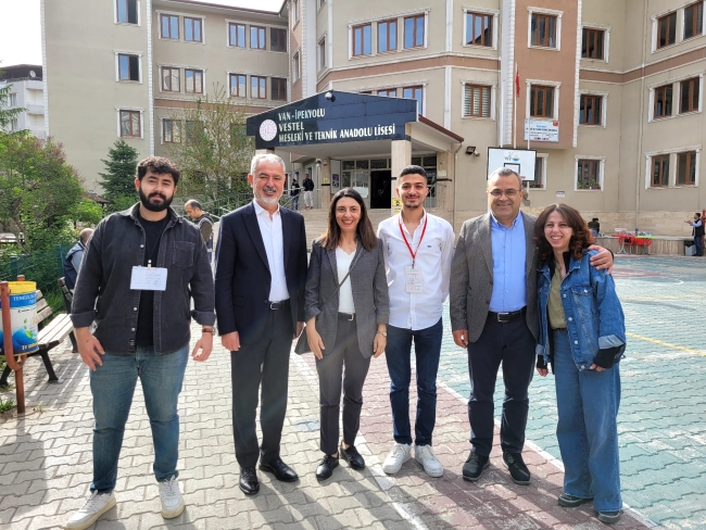 Vekil Kayışoğlu oyunu Van'da kullandı