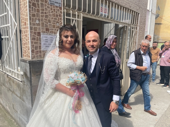 Bursa'da düğün öncesi çok sayıda gelin ve damat sandığa gitti