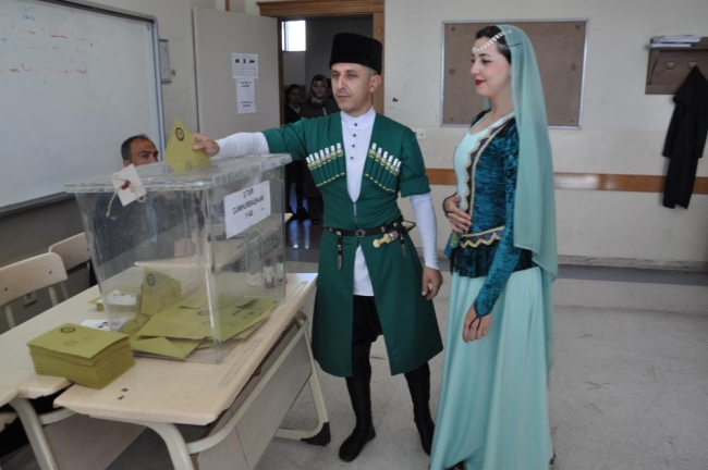 Kafkas kıyafetiyle oy kullandılar