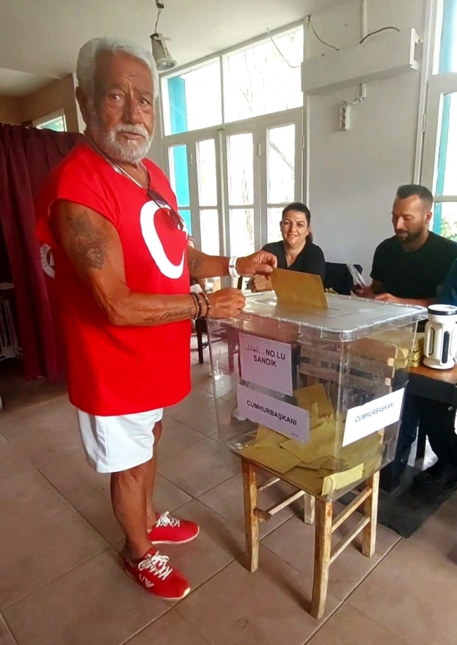 Nejat İşler ve Fedon oylarını Bodrum'da kullandı
