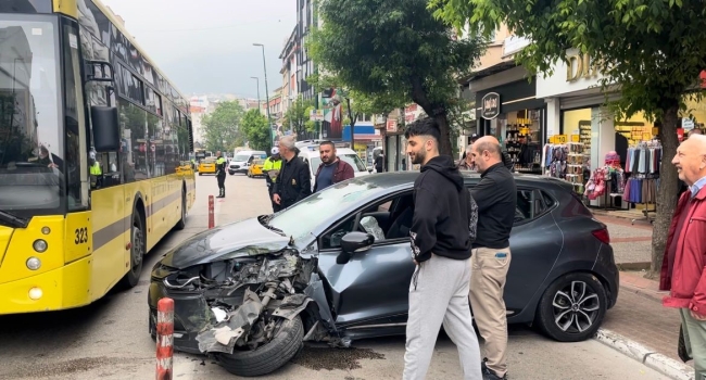 Bursa'da karşı şeritten gelen otomobil halk otobüsüne çarptı
