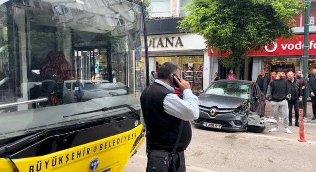 Bursa'da karşı şeritten gelen otomobil halk otobüsüne çarptı