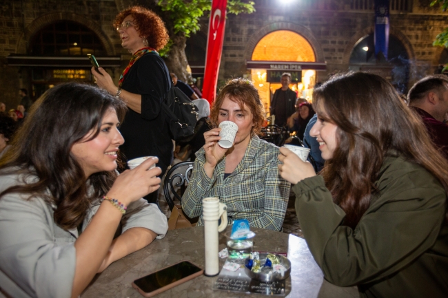 Bursalılar Koza Han'ın keyfini gece çıkardı