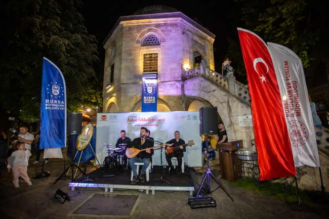 Bursalılar Koza Han'ın keyfini gece çıkardı