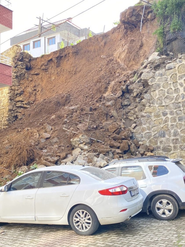 İstinat duvarı araçların üzerine yıkıldı