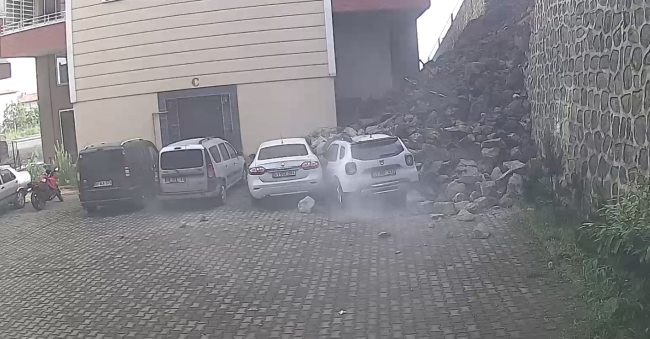 İstinat duvarı araçların üzerine yıkıldı
