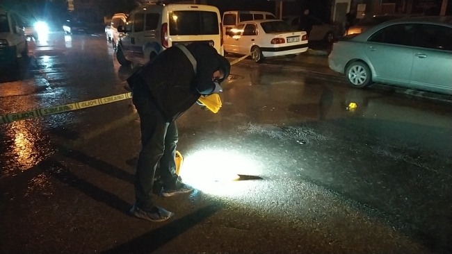 Otomobil ile geldikleri iş yerini kurşunladılar