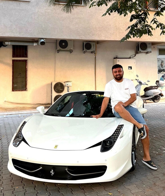 Ünal Turan ve şarkıcı Ceylan Koynat kaza yaptı