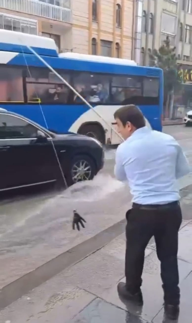 Sokaklar göle döndü, vatandaşlar olta salladı
