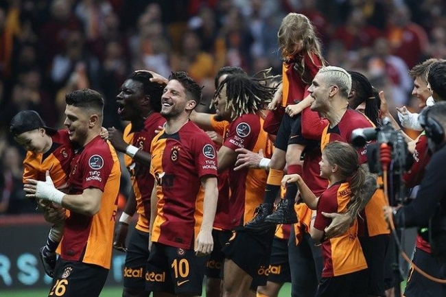 Icardi şov yaptı, Galatasaray şampiyonluğu garantiledi!