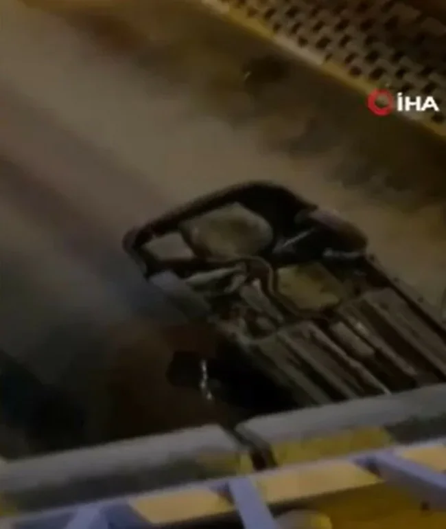 Pendik'te araç köprüden uçtu: 2 yaralı