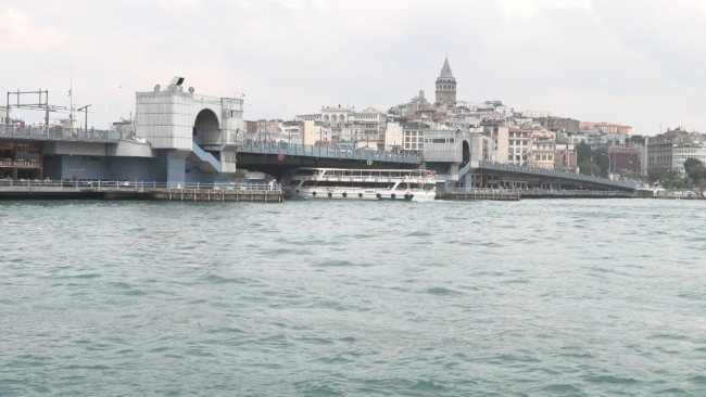 Tekne Galata Köprüsü'ne çarptı